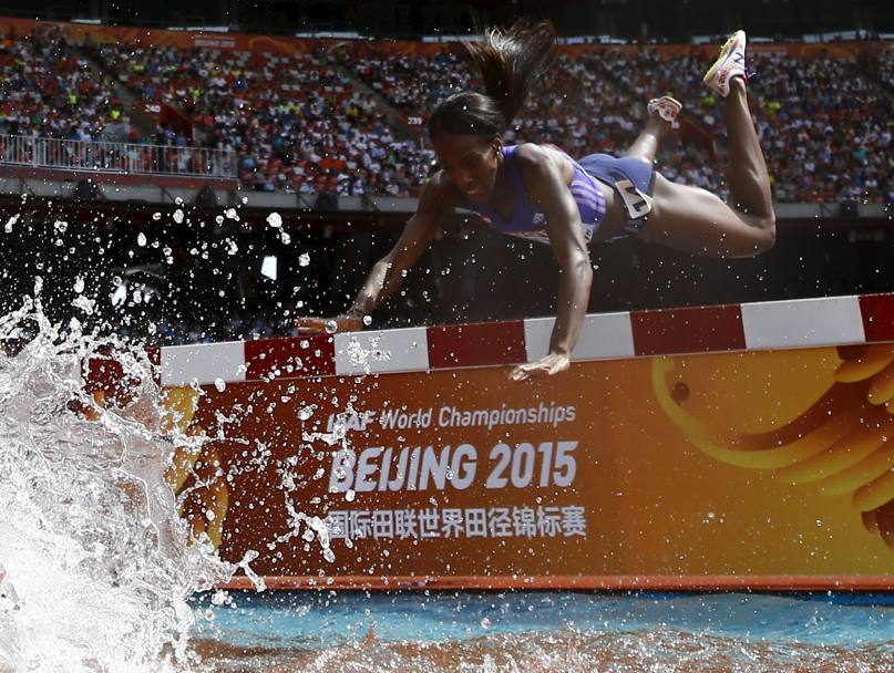 24 agosto - La panamense Rolanda Campana non riesce a superare l&#39;ostacolo nella gara dei 3000 metri siepi ai 15  IAAF World Championships disputati a Pechino, Cina (Reuters)